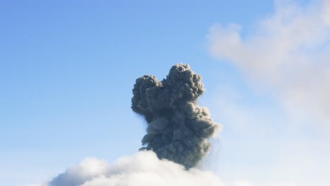 la loca nube negra de la erupción del volcán acatenango en guatemala