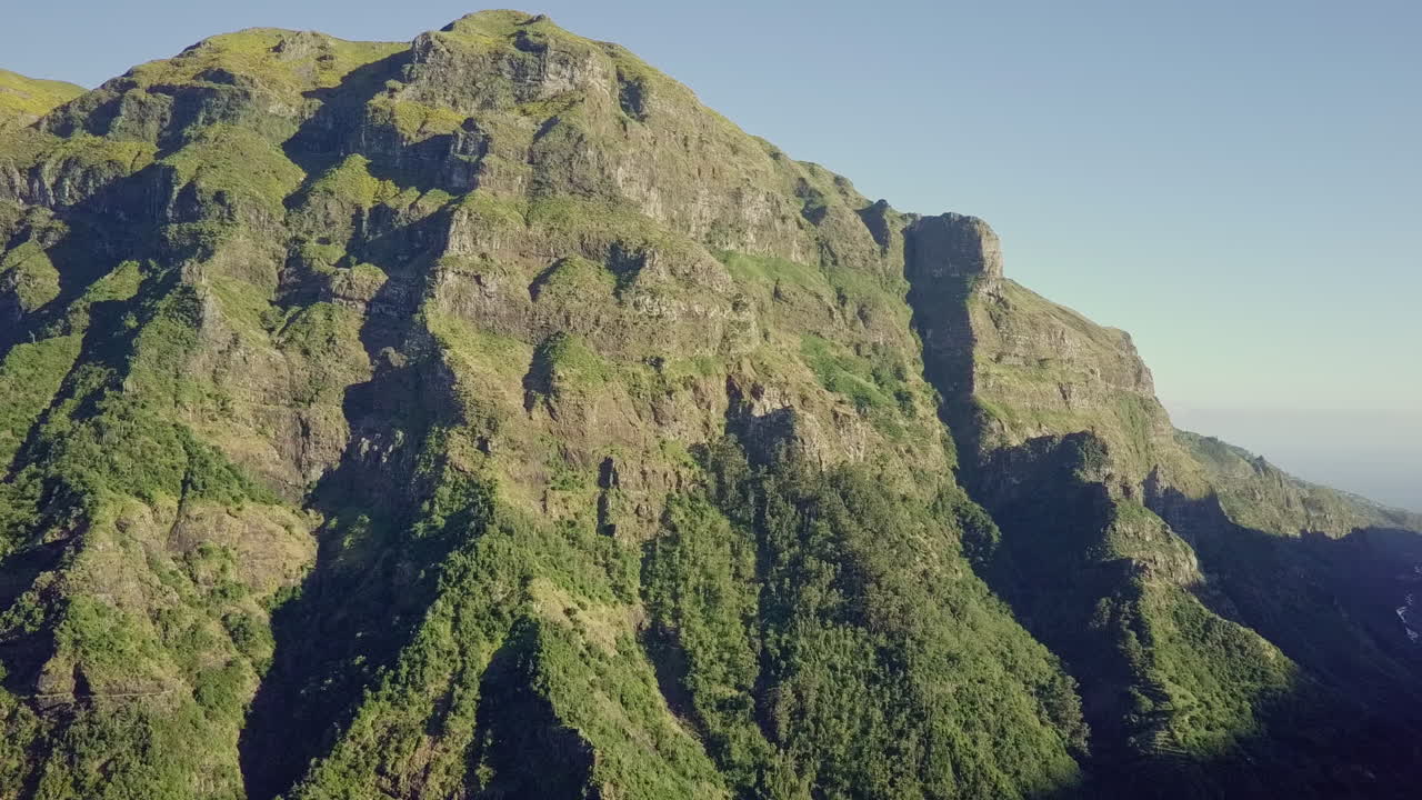 amplia panorámica aérea a través de la montaña cubierta de verde en madeira portugal