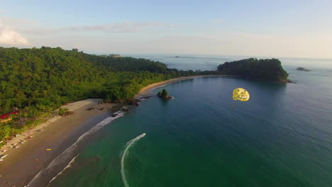 Schöne-Antenne-über-Einem-Parasailor-Parasailing-In-Costa-Rica