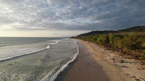 Vista-De-Pájaro-De-Una-Playa-En-Costa-Rica