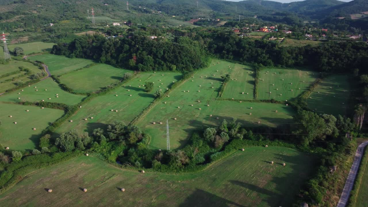 이탈리아 라치오 주 모니톨라의 울창한 에 있는 고대 로마 수로.
