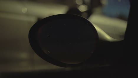 espejo retrovisor de coche por la noche