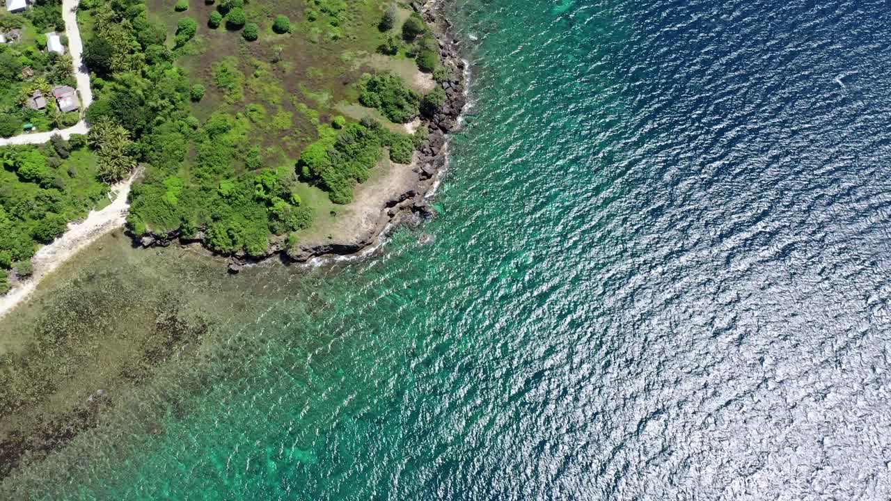 청록색 물이 있는 열대 해안선 위의 공중 조감도