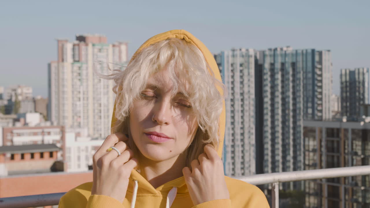 близкий вид блондинки на террасе