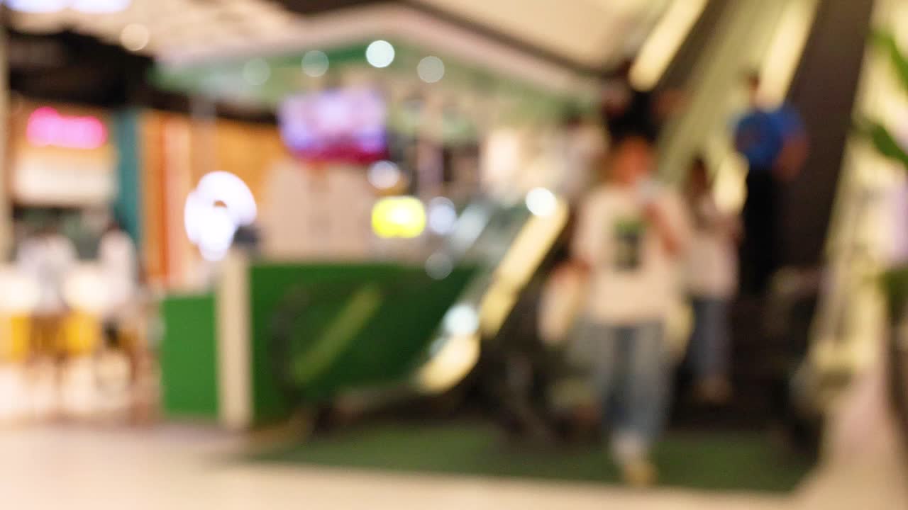 바쁜 쇼핑몰 에서 에스컬레이터 를 사용 하는 사람 들