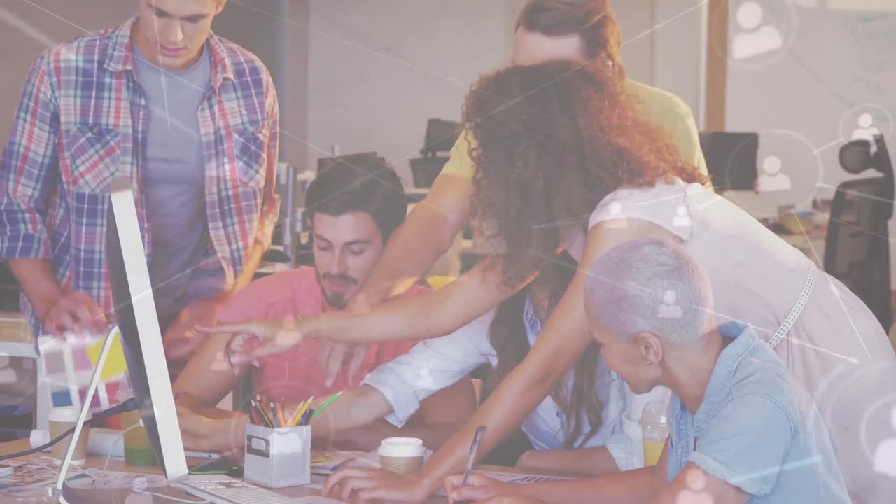 animación de la red de conexiones entre diversos compañeros de trabajo que trabajan en la oficina
