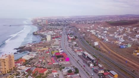 Blick-Von-Einer-Drohne,-Die-An-Einem-Bewölkten-Tag-In-Mexiko-über-Eine-Hotelzone-Fliegt,-Mit-Der-Küste-Und-Dem-Meer-Auf-Der-Linken-Seite-Und-Einer-Autobahn-Auf-Der-Rechten-Seite