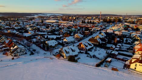 Video-De-Drones-Aéreos-Que-Muestra-Una-Vista-Panorámica-De-Una-Ciudad-Cubierta-Con-Gruesas-Capas-Blancas-De-Nieve-En-Invierno