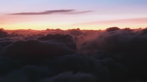 Pasando-Por-Las-Nubes-Durante-La-Hora-Dorada