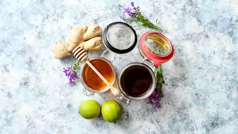 Gesunder-Essenstisch-Mit-Verschiedenen-Honigsorten,-Frischem-Ingwer-und-Limette