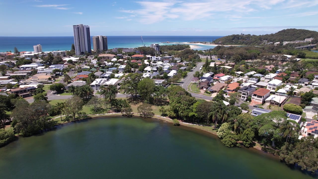 Cavemans-järvi Palm Beachin rannikolla Gold Coastissa, Queenslandissa, Australiassa. Ilmakuva sivulta.