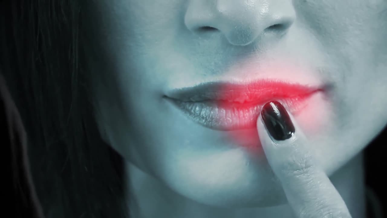 vista de cerca de una mujer tocando sus labios