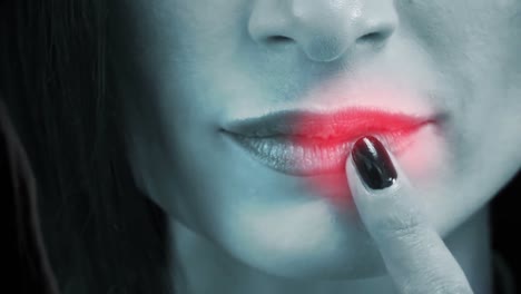 Vista-De-Cerca-De-Una-Mujer-Tocándose-Los-Labios