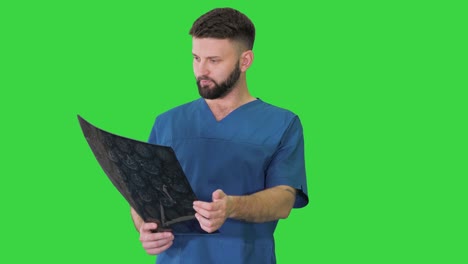el médico está echando un vistazo a la resonancia magnética del cerebro en una pantalla verde, clave de croma