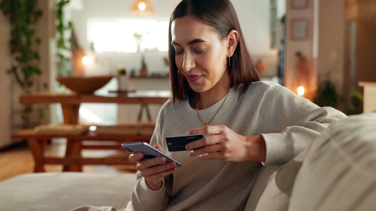 mujer comprando en línea en el sofá