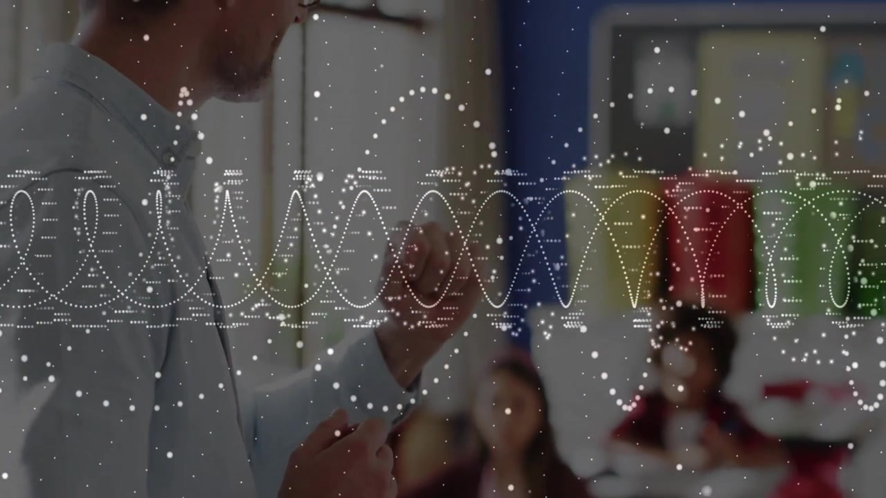Lærer gestikulerer i naturvidenskabslokale, viser animeret DNA-dobbeltspiral-overlay med partikler.