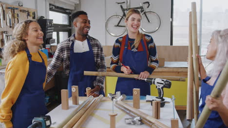 Equipo-Multicultural-En-Un-Taller-De-Montaje-De-Cuadros-De-Bicicleta-De-Bambú-Sostenibles-Construidos-A-Mano.