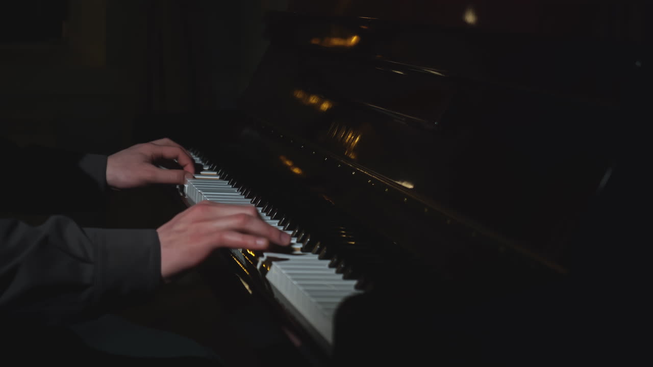어두운 방 에서 피아노 를 연주 하는 사람