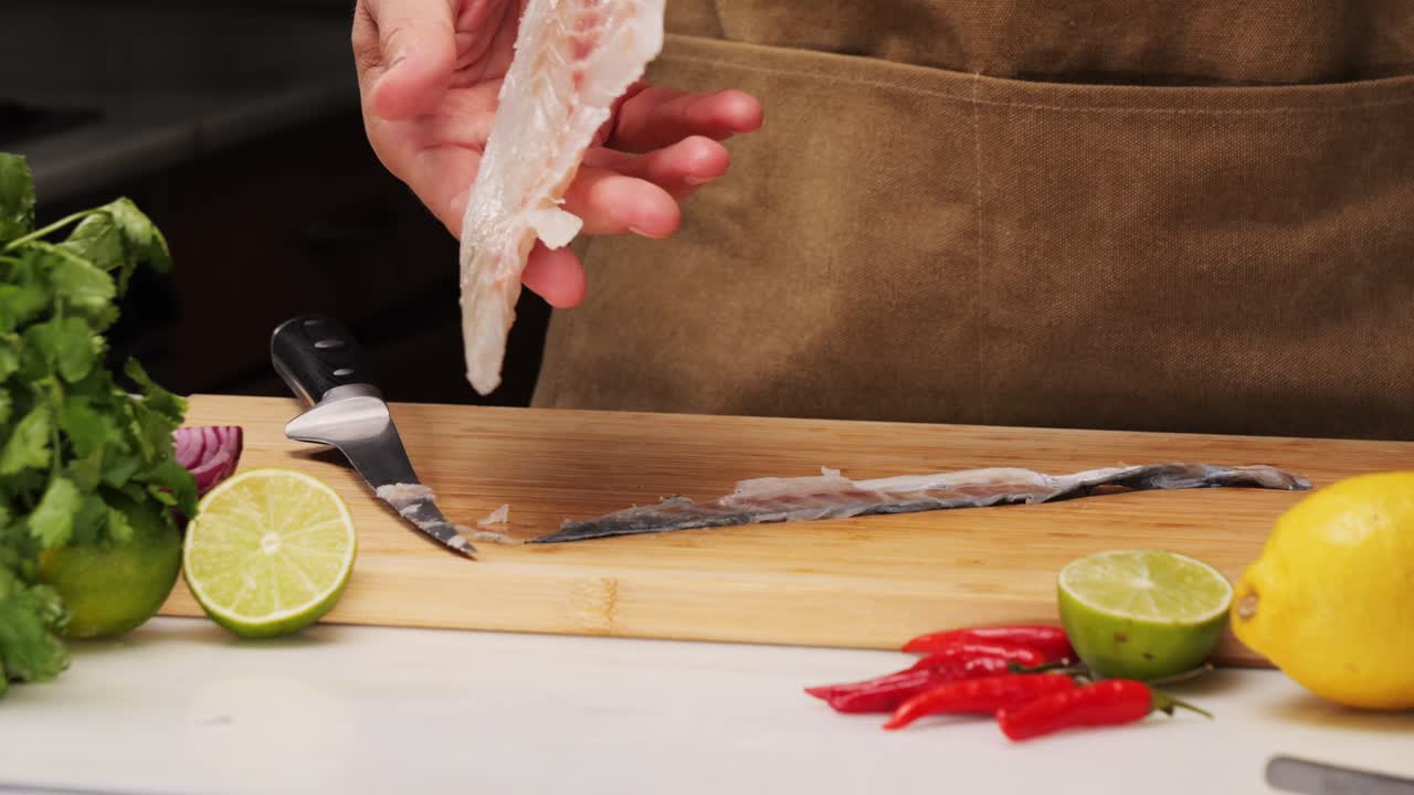생선 필레를 준비하는 것