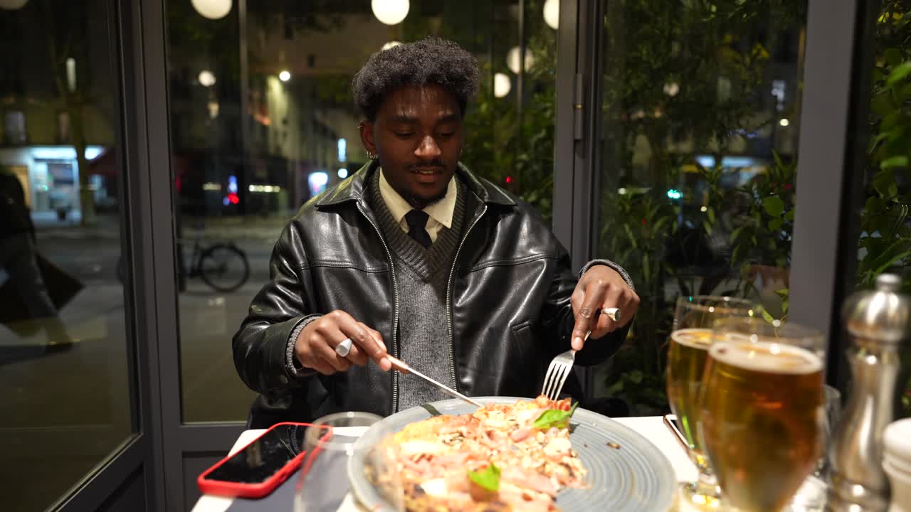 레스토랑에서 피자를 먹는 남자