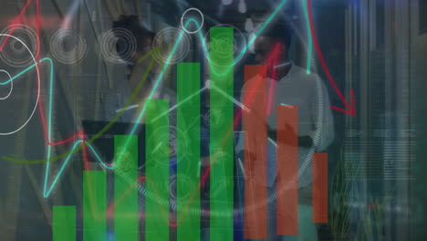 animación del procesamiento de datos y el mapa del mundo sobre diversas personas de negocios en la oficina