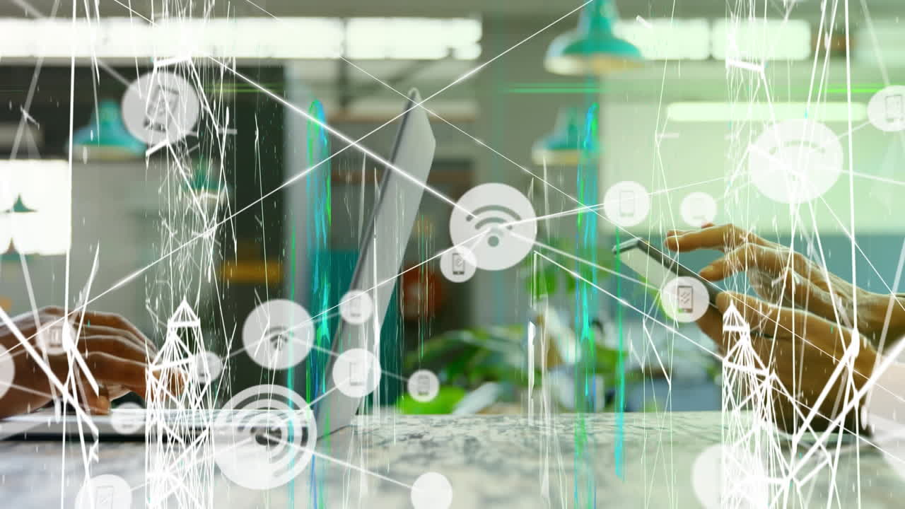 노트북과 스마트폰을 사용하는 사람들 위의 연결 네트워크와 아이콘의 탄약