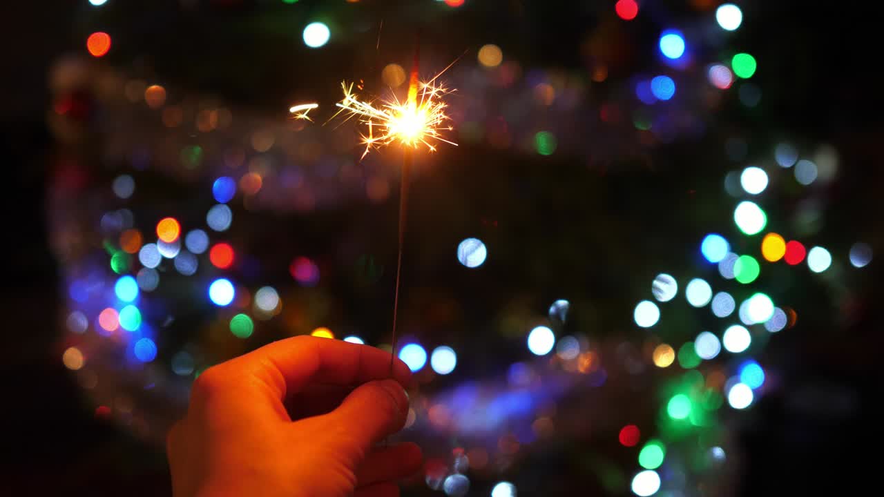chispas, chispas en la noche en un fondo oscuro árbol de luces de navidad