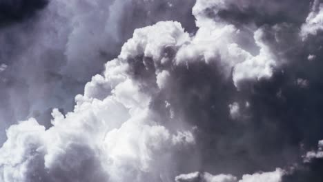 4k volando en nubes de tormenta con rayos