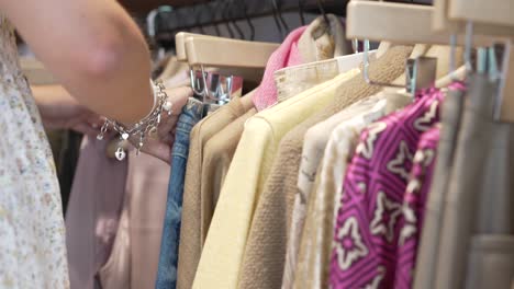 Mujer-Comprando-En-Tienda-De-Ropa