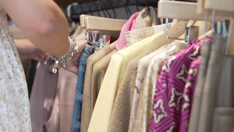 mujer comprando en tienda de ropa