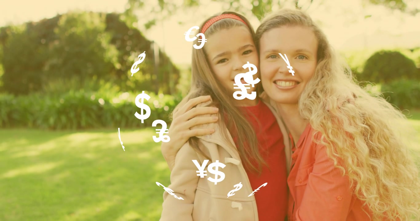 Matka obejmująca córkę w ogrodzie, z animowanymi symbolami walut pojawiającymi się stopniowo, przekazującymi motyw finansowy.