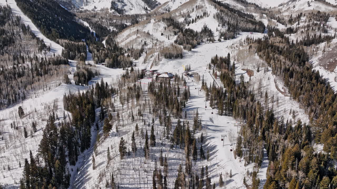 park city utah antena v68 drone volar hacia el albergue de pino rojo cañón de pino blanco, inclinar hacia abajo la vista de pájaro en los esquiadores esperando que el teleférico de la góndola se eleve cuesta arriba - filmado con mavic 3 cine - febrero de 2022