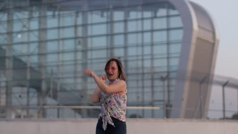 Mujer-Feliz-Turista-Bailando,-Divirtiéndose,-Disfrutando-Del-Baile-Y-Celebrando-El-éxito,-Música-De-Fiesta