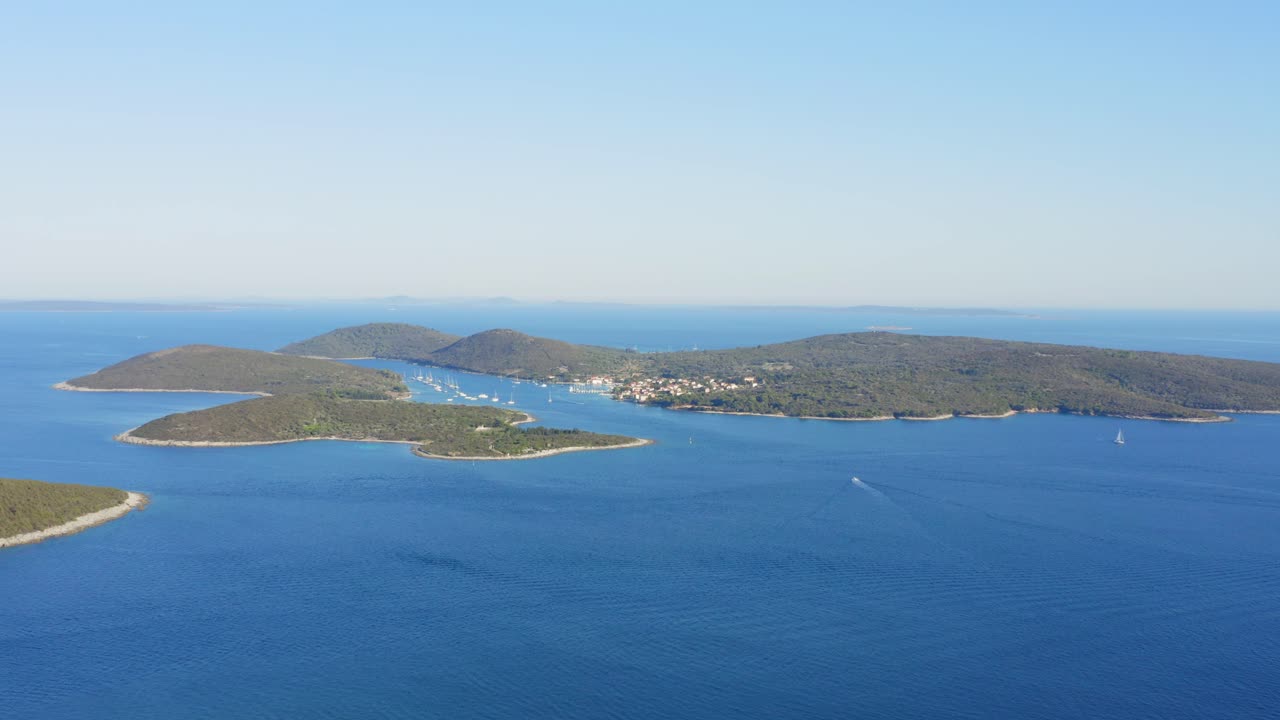 밝고 화창한 날에 장엄한 숲 섬, 푸른 바다의 조감도