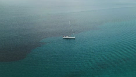 Velero-Con-Anclas-De-Bandera-Suiza-En-El-Mar-Azul