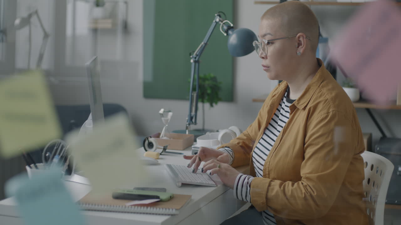 Donna che lavora al computer in un ufficio moderno