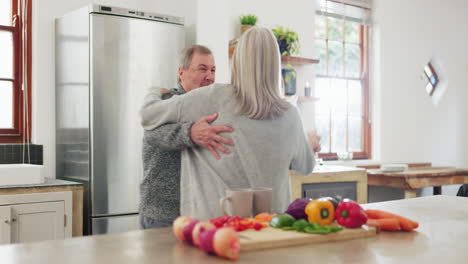 cocina, feliz pareja de estudiantes de último año