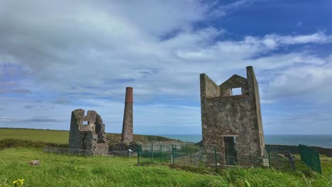 Zeitraffer,-Historisches-Industriegebäude-Tankardstown-Pomphouse-In-Den-Bunmahon-Kupferminen,-Waterford,-Irland