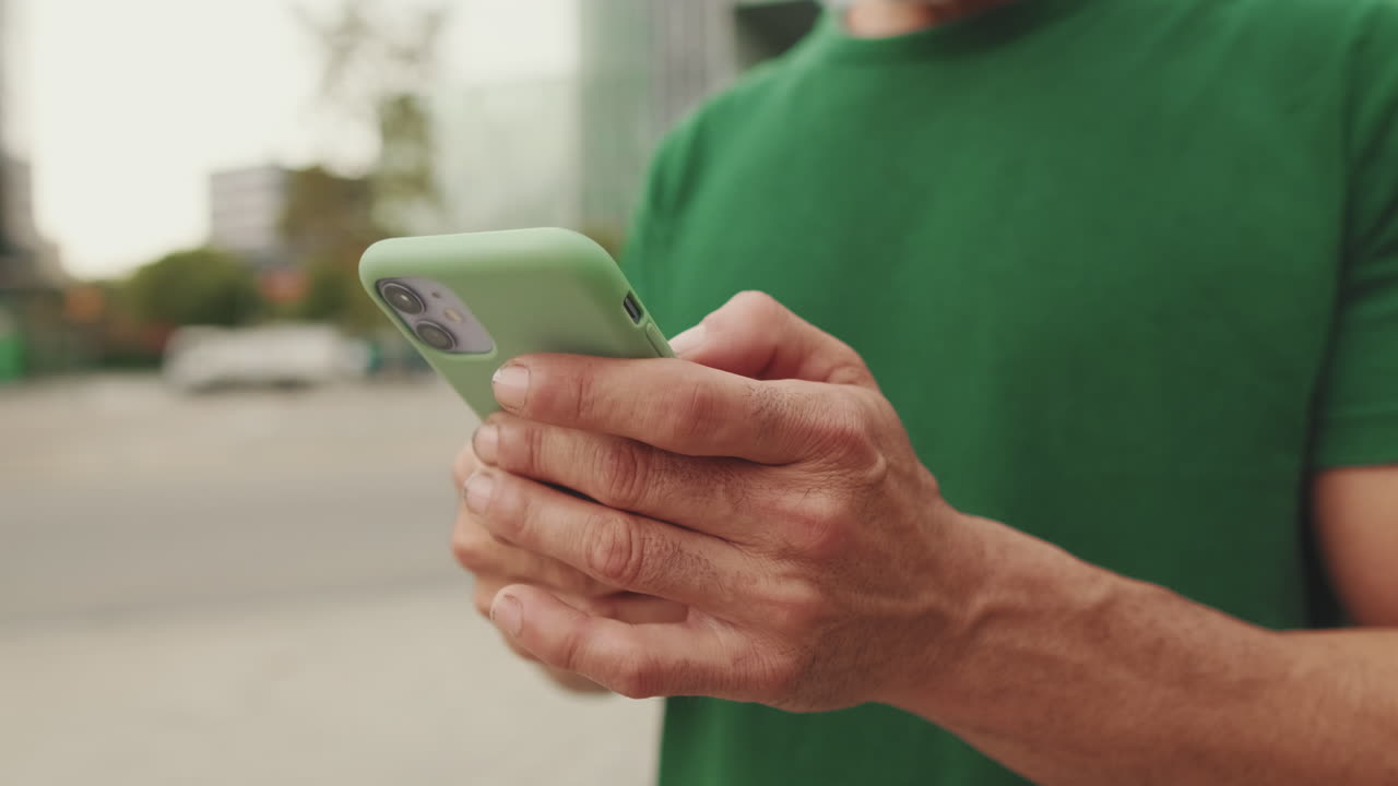 persona usando teléfono inteligente