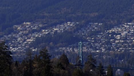 Hidroavión-Volando-Sobre-El-Puente-Lions-Gate-En-Vancouver,-Canadá