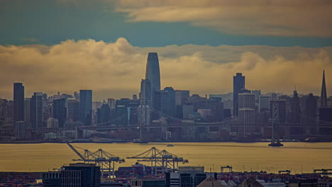 Vista-De-Timelapse-Del-Atardecer-Sobre-El-Puente-Del-Puerto-De-La-Bahía-De-Oakland-Y-El-Horizonte-De-San-Francisco