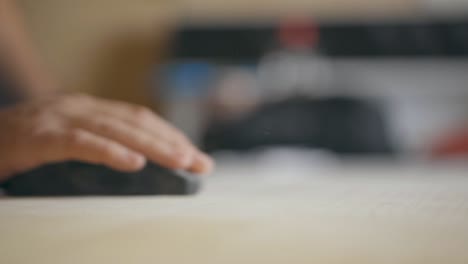 Toma-Estática-En-Cámara-Lenta-De-Un-Hombre-Lijando-Una-Mesa-De-Madera-Con-Un-Bloque-De-Lijado