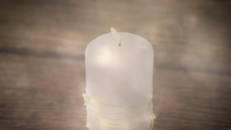 Animación-De-Velas-Encendidas-Y-Luces-Parpadeantes-Sobre-Fondo-De-Madera