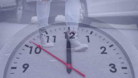 animación del reloj moviéndose sobre el hombre de negocios caucásico caminando