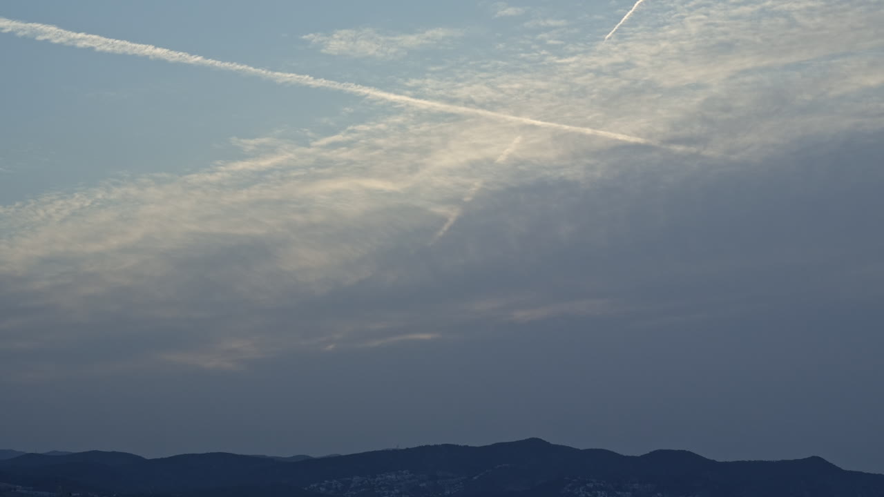 회색 구름이 아침  ⁇ 을  ⁇ 는 동안 끊임없이 변화하는 하늘을 포착하는 시간 흐름