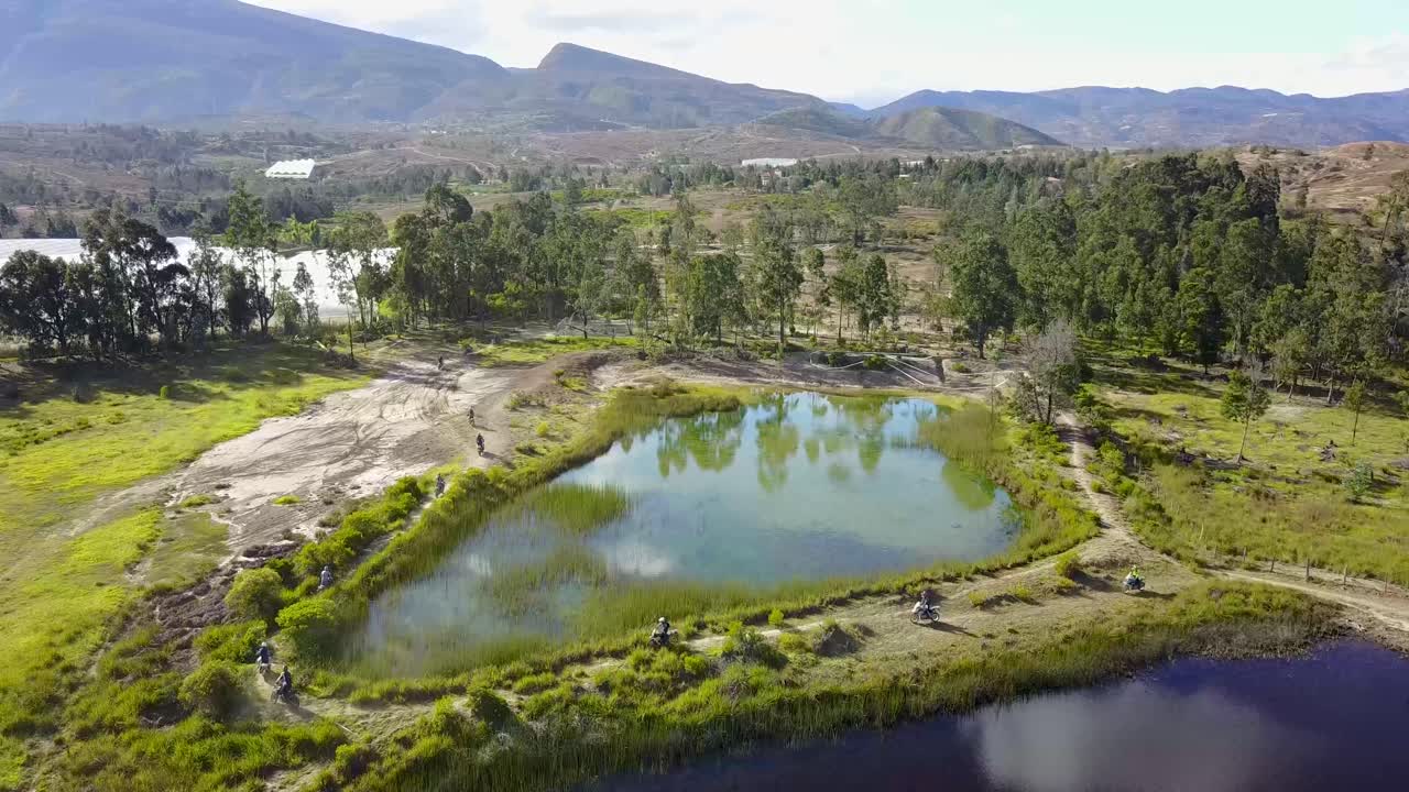 cierre el vuelo de drones sobre una línea de motocicletas bmw sobre el lago