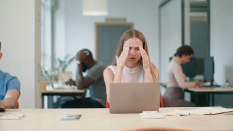 Geschäftsfrau-Erhält-Schlechte-Nachrichten-Auf-Laptop-Im-Büro.-Freiberufliche-Frau-Arbeitet