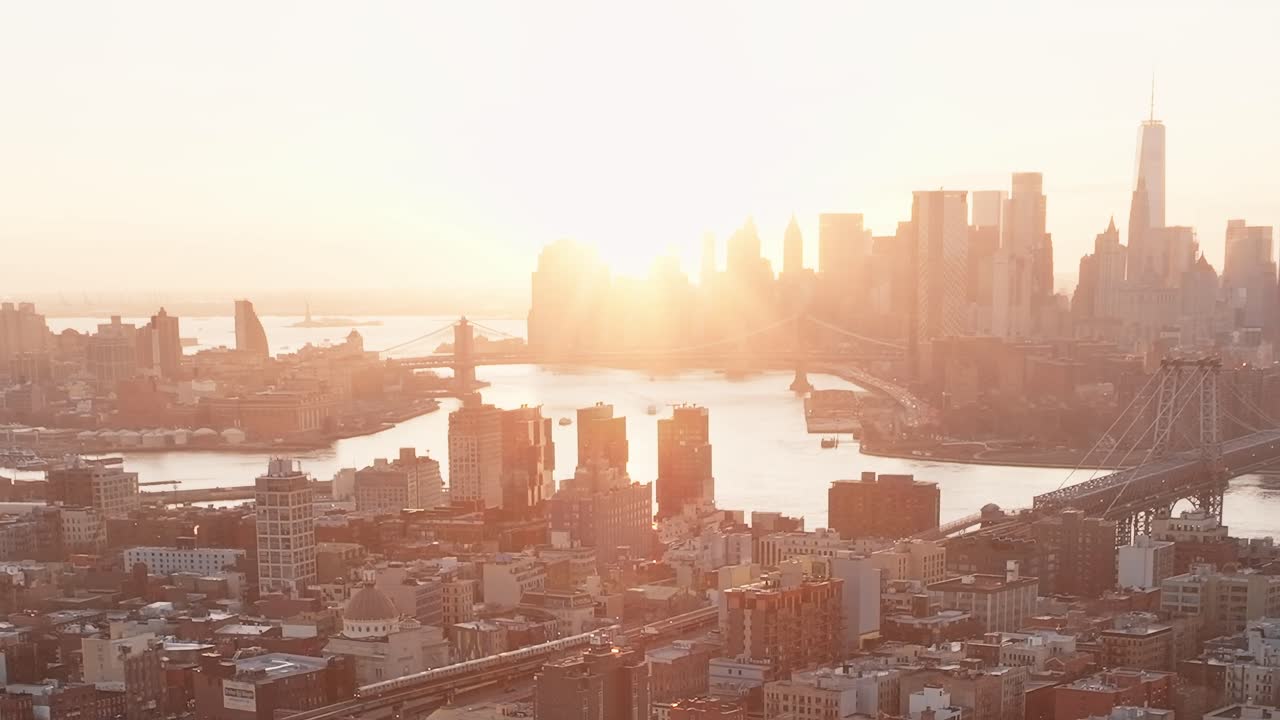 Pôr do sol sobre a cidade de Nova York, iluminando o horizonte e o rio