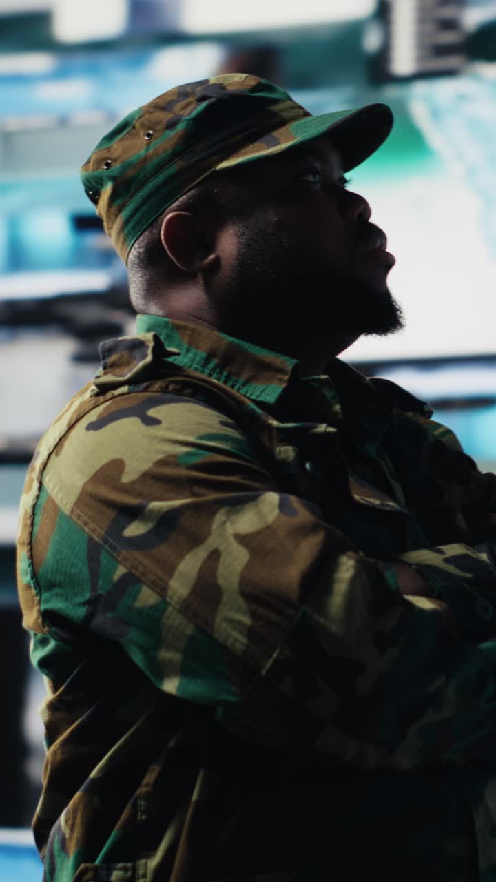 Uomo attento in uniforme mimetica militare che guarda in alto.