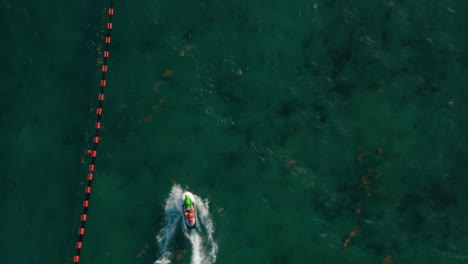 Jetski-A-Lo-Largo-De-La-Línea-De-Boyas.-Pareja-Disfrutando-De-Sus-Vacaciones-Mientras-Practica-Jetski-En-El-Mar-Caribe.-Vista-Aérea-De-Arriba-Hacia-Abajo-A-Vista-De-Pájaro